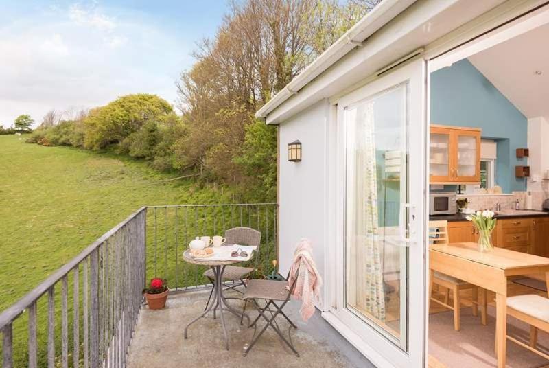 Cosy Beachfront Retreat With Stunning Sea Views & Free Access To A Local Indoor Pool Talland Exterior photo