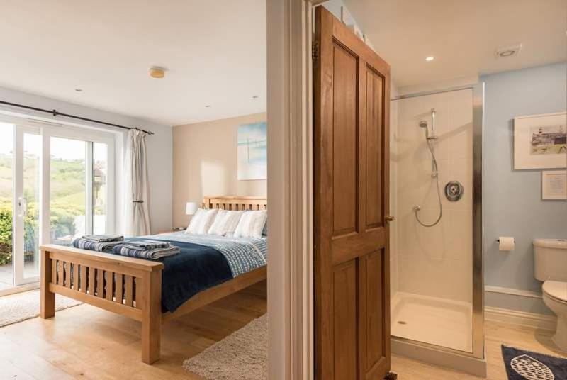 Cosy Beachfront Retreat With Stunning Sea Views & Free Access To A Local Indoor Pool Talland Exterior photo
