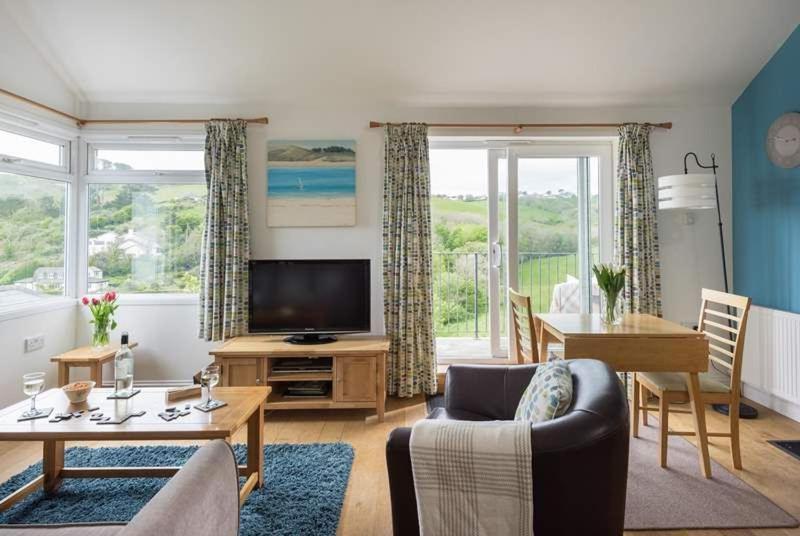 Cosy Beachfront Retreat With Stunning Sea Views & Free Access To A Local Indoor Pool Talland Exterior photo